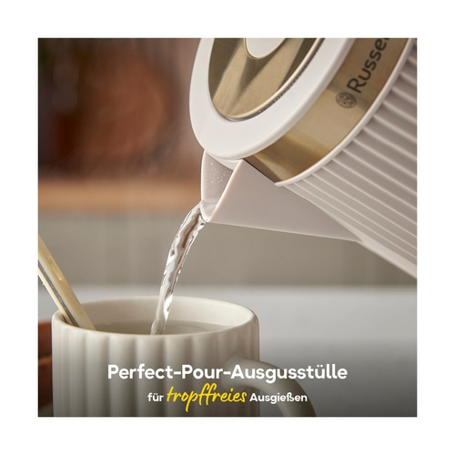 Wasser wird aus einem Wasserkocher in eine Tasse gegossen, Text: Perfect-Pour-Ausgusstütlle für tropffreies Ausgießen