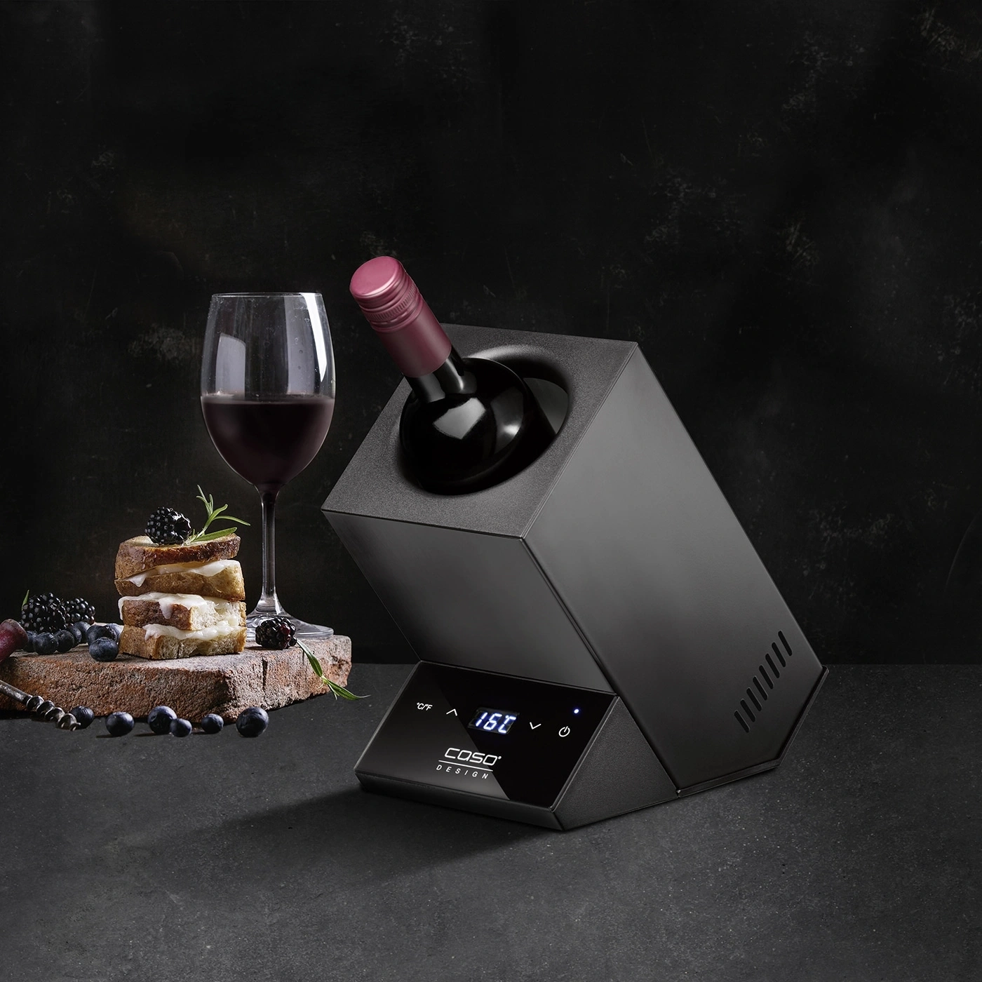 Weinkühler mit Wein, Glas und Snacks