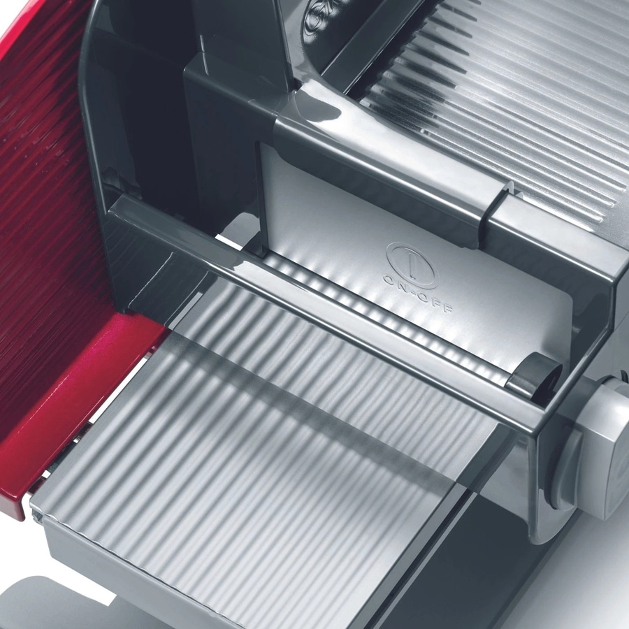 Nahaufnahme eines Fleischschneiders mit Ein- und Ausschalter und roter Komponente