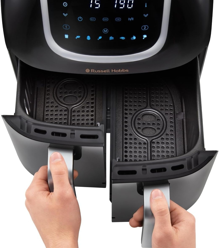 Schwarze Fritteuse mit zwei Schubladen, Hände ziehen Griffe