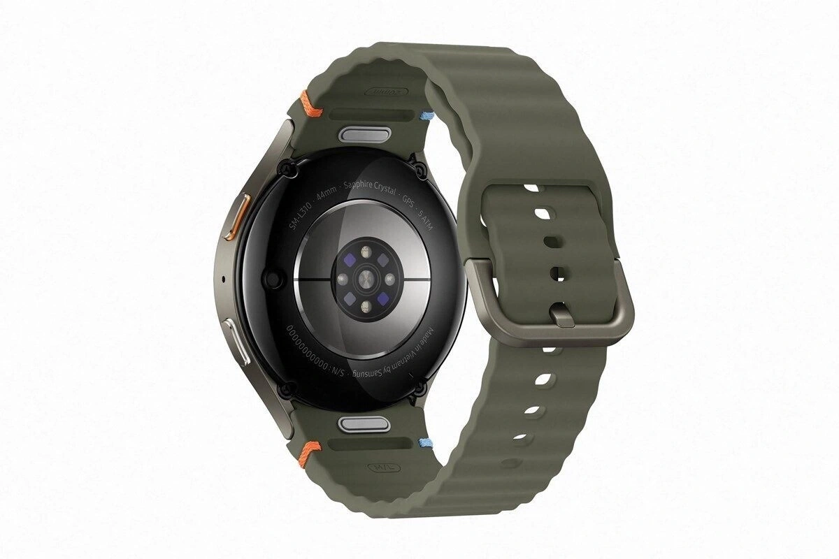 Rückseite einer grünen Smartwatch mit silbernem Verschluss und Details
