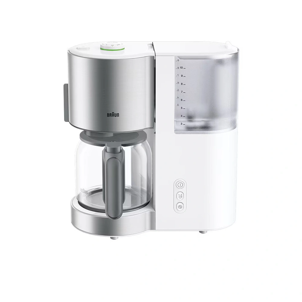 Eine weiße Braun Kaffeemaschine mit Glaskanne und silbernen Elementen.