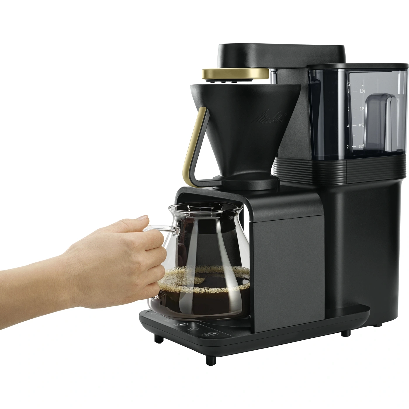 Kaffeemaschine mit Kanne, die von einer Hand gehalten wird, vor weißem Hintergrund