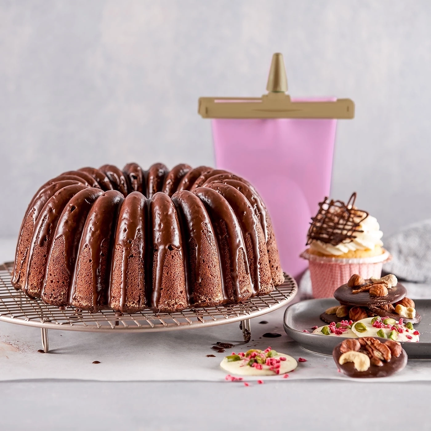 Schokoladenkuchen, Cupcake, Schokoladenplätzchen und rosa Dekoration.