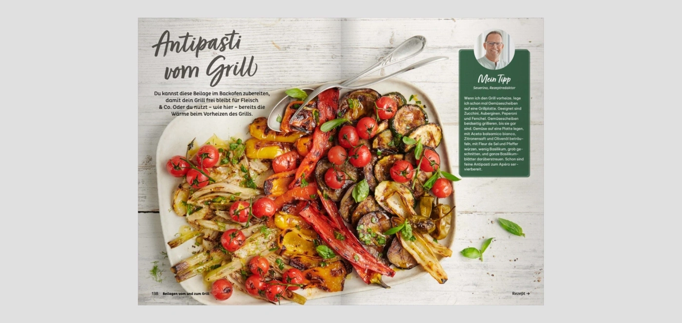 Antipasti vom Grill: Ein Gericht mit gegrilltem Gemüse, Tomaten und Kräutern.