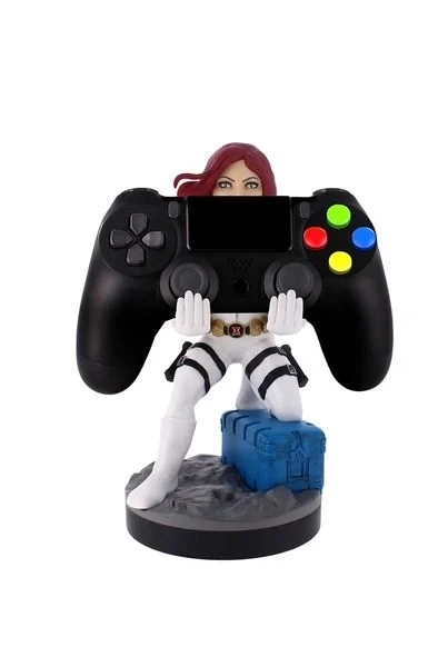 Eine Black Widow Figur hält einen schwarzen PlayStation Controller und sitzt auf einem blauen Koffer