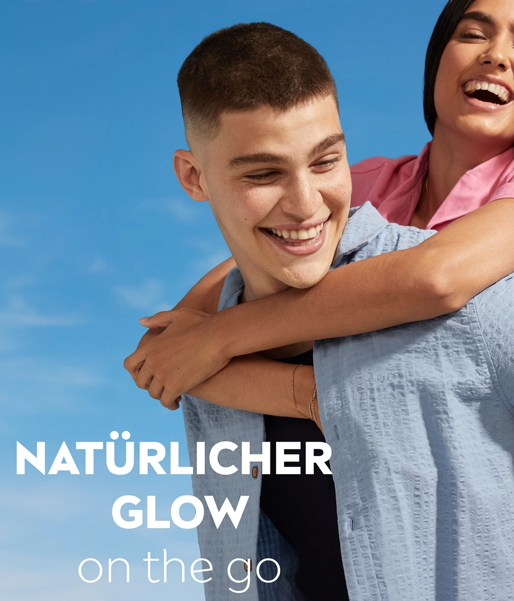 Ein Mann und eine Frau lachen, mit Text "Natürlicher Glow on the go"