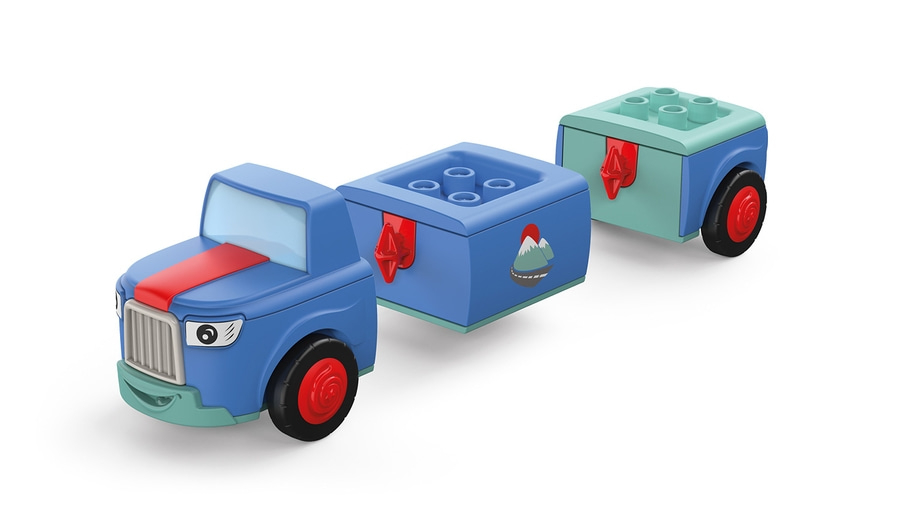 Blaues Spielzeugauto mit Anhänger und roter Verzierung, isoliert auf Weiß