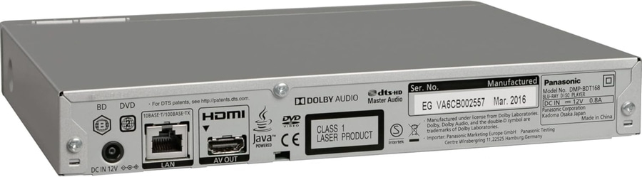 Rückseite eines Panasonic Blu-ray-Players mit Anschlüssen, Seriennummer und Herstellerinformationen.