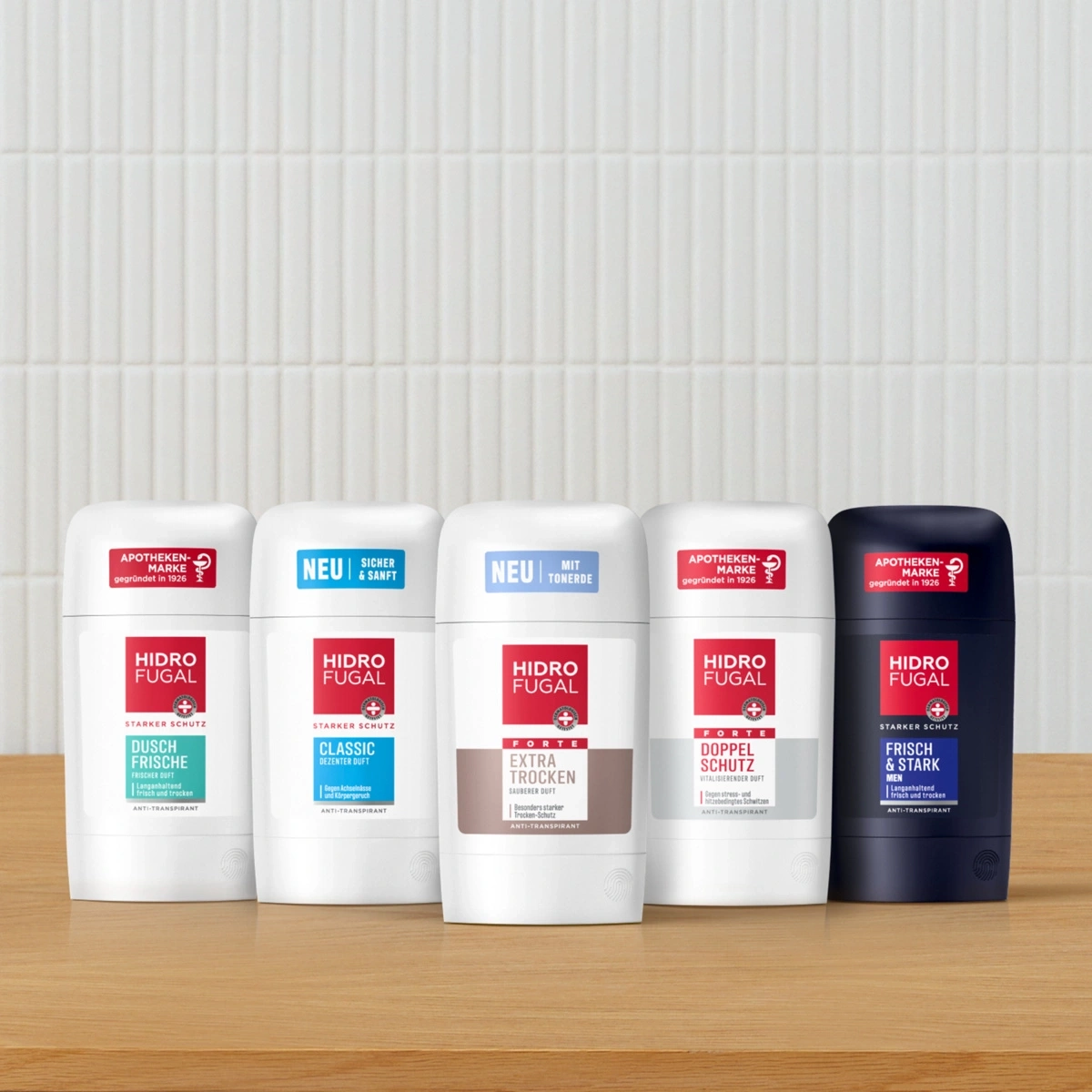 fünf Hidro Fugal Deodorant-Sticks auf einem Holztisch