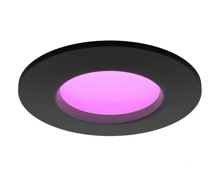 Eine runde schwarze Deckenleuchte mit pinker Beleuchtung.