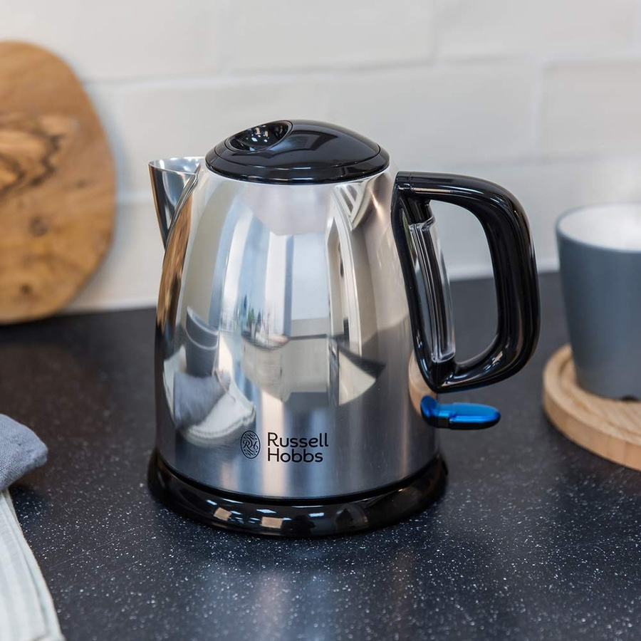 Edelstahl-Wasserkocher von Russell Hobbs auf einer schwarzen Oberfläche