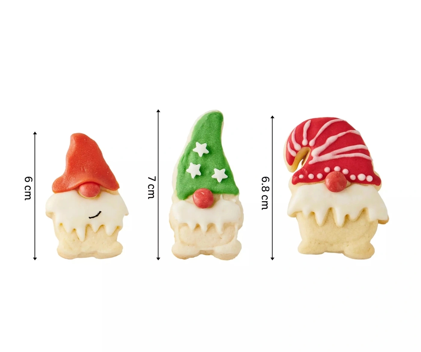 Drei Weihnachtswichtel-Kekse mit Größenangaben: 6 cm, 7 cm und 6,8 cm.