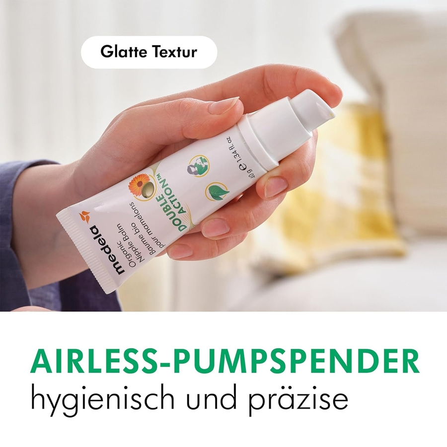 Hand hält Medela-Produkt, Textur, Airless-Pumpenspender, hygienisch und präzise.