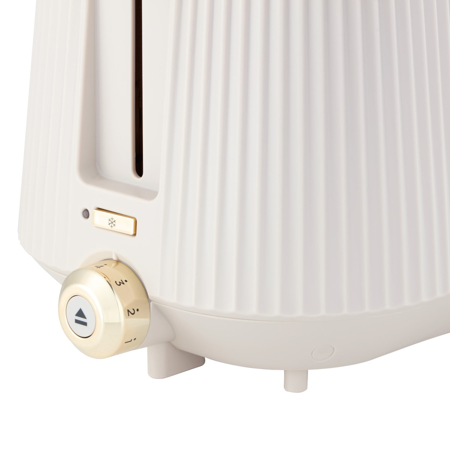 Weißer Toaster mit goldenen Akzenten und Einstellrad für den Bräunungsgrad.