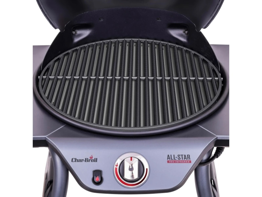 Nahaufnahme eines Char-Broil All-Star-Grills mit offenem Deckel und Grillrost