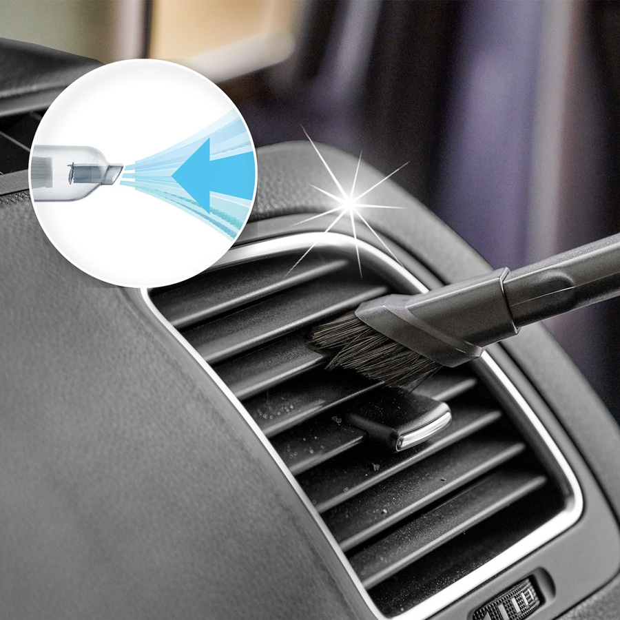 Auto-Lüftungsschlitze werden mit einem Staubsauger gereinigt, um Staub zu entfernen.