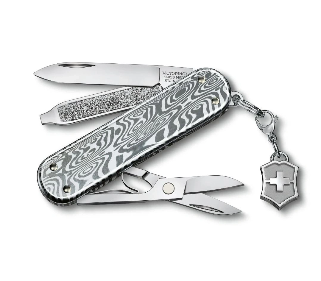 Schweizer Taschenmesser mit silbernen Werkzeugen und Anhänger mit Kreuz