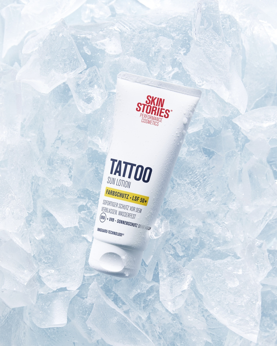 Tattoo Sonnencreme auf Eis. Hautschutz mit LSF 50+. Wasserfest und UV-Schutz.