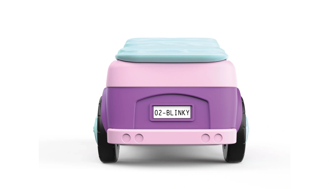 Lila und rosa Spielzeugauto mit blauen Akzenten und Nummernschild