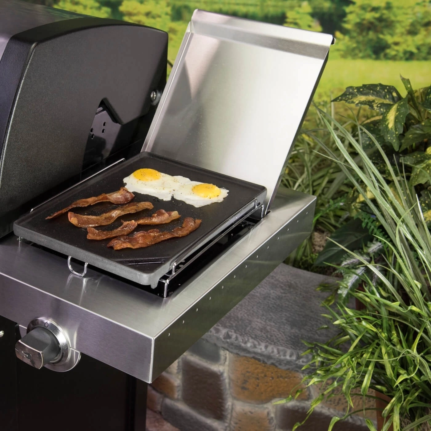 Grill mit Speck und Eiern, Frühstück im Freien, Kochplatte, Essen