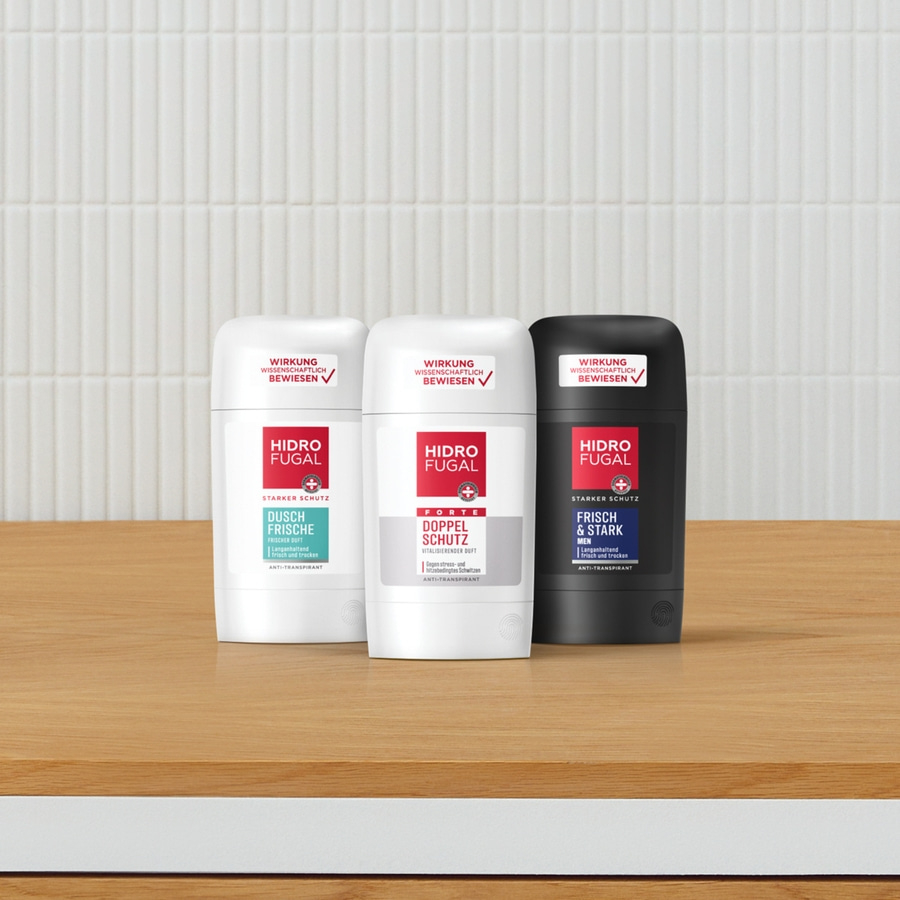 Drei Hidro Fugal Deodorants auf einem Holzbrett. Dusch Frische, Doppel Schutz, Frisch & Stark.