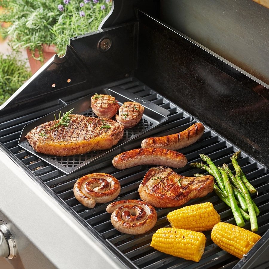 Gegrilltes Fleisch und Gemüse auf einem Grill, Sommeressen, Nahaufnahme