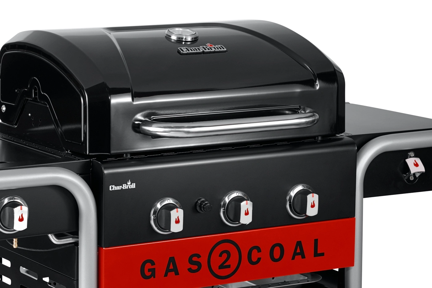 Ein schwarzer Gas-und-Kohle-Grill von Char-Broil mit roten Akzenten und drei Drehreglern.