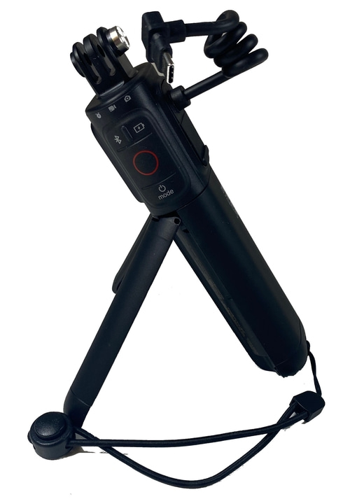 Schwarzer Kameragriff mit Stativ und Kabel, ideal für Aufnahmen.