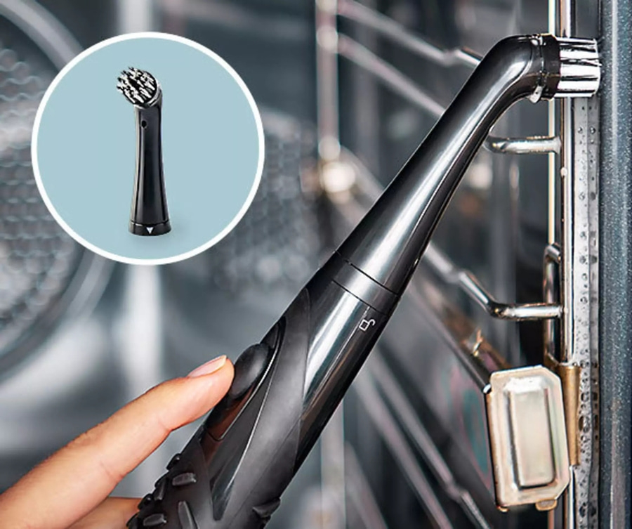 Schwarze Reinigungsbürste, die an einem Ofen befestigt ist, Nahaufnahme