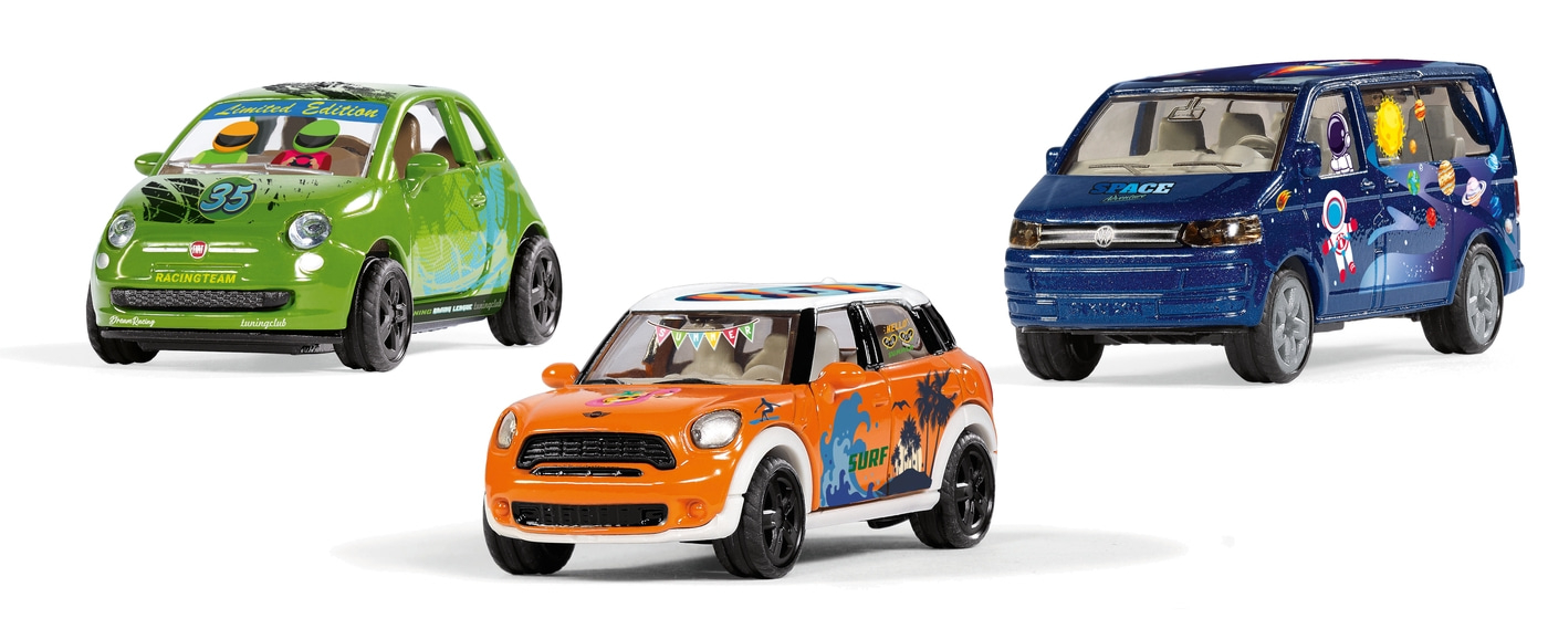 Drei Spielzeugautos: Grün, Orange und Blau mit verschiedenen Designs und Themen.