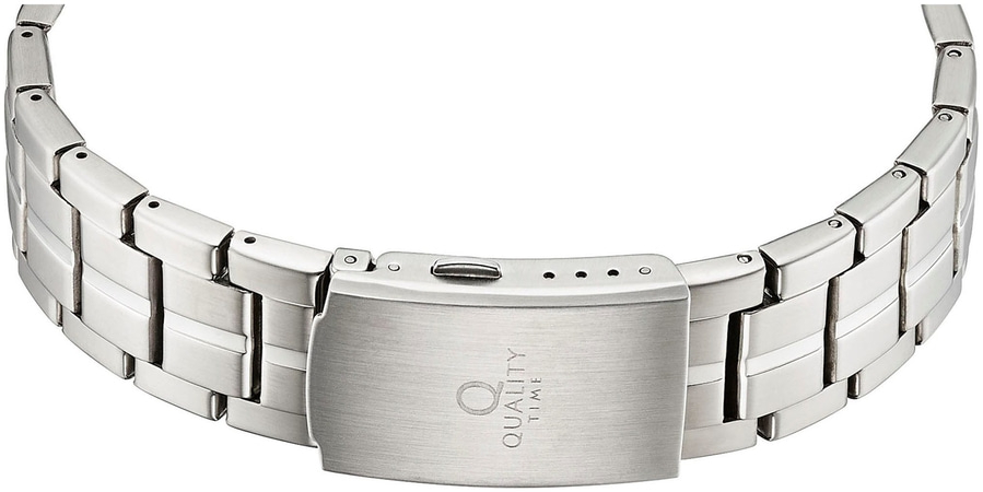 Nahaufnahme eines silbernen Uhrenarmbands mit der Aufschrift 'QUALITY TIME'.