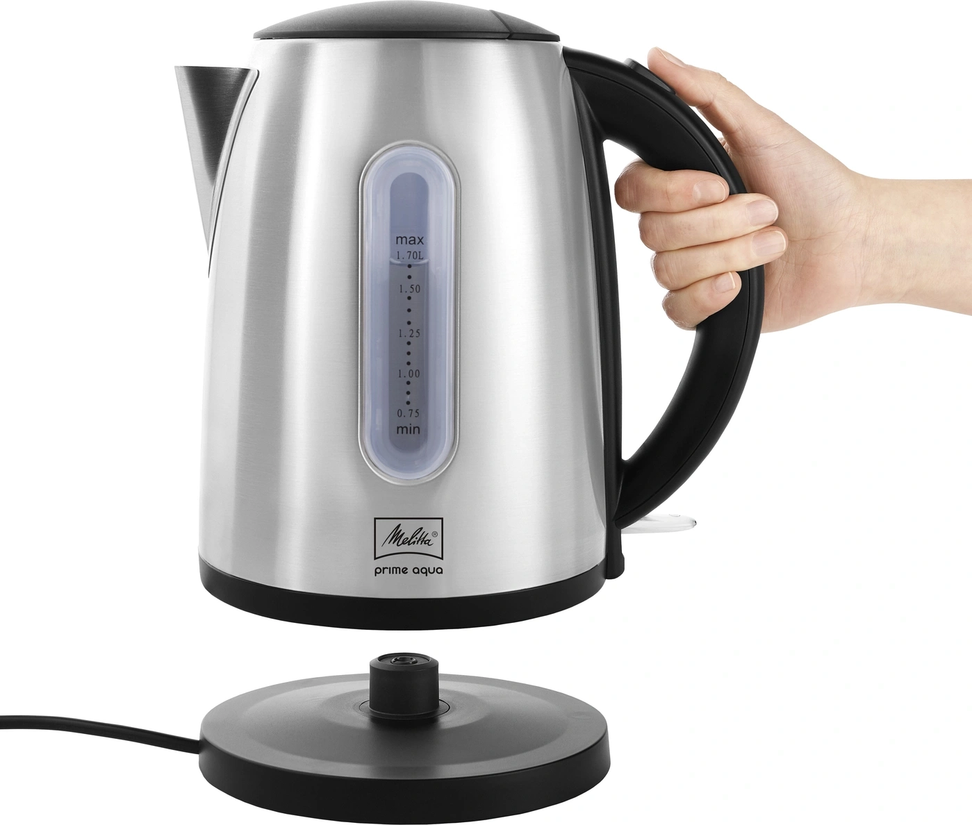 Edelstahl-Wasserkocher mit schwarzem Griff und Basis, von einer Hand gehalten.
