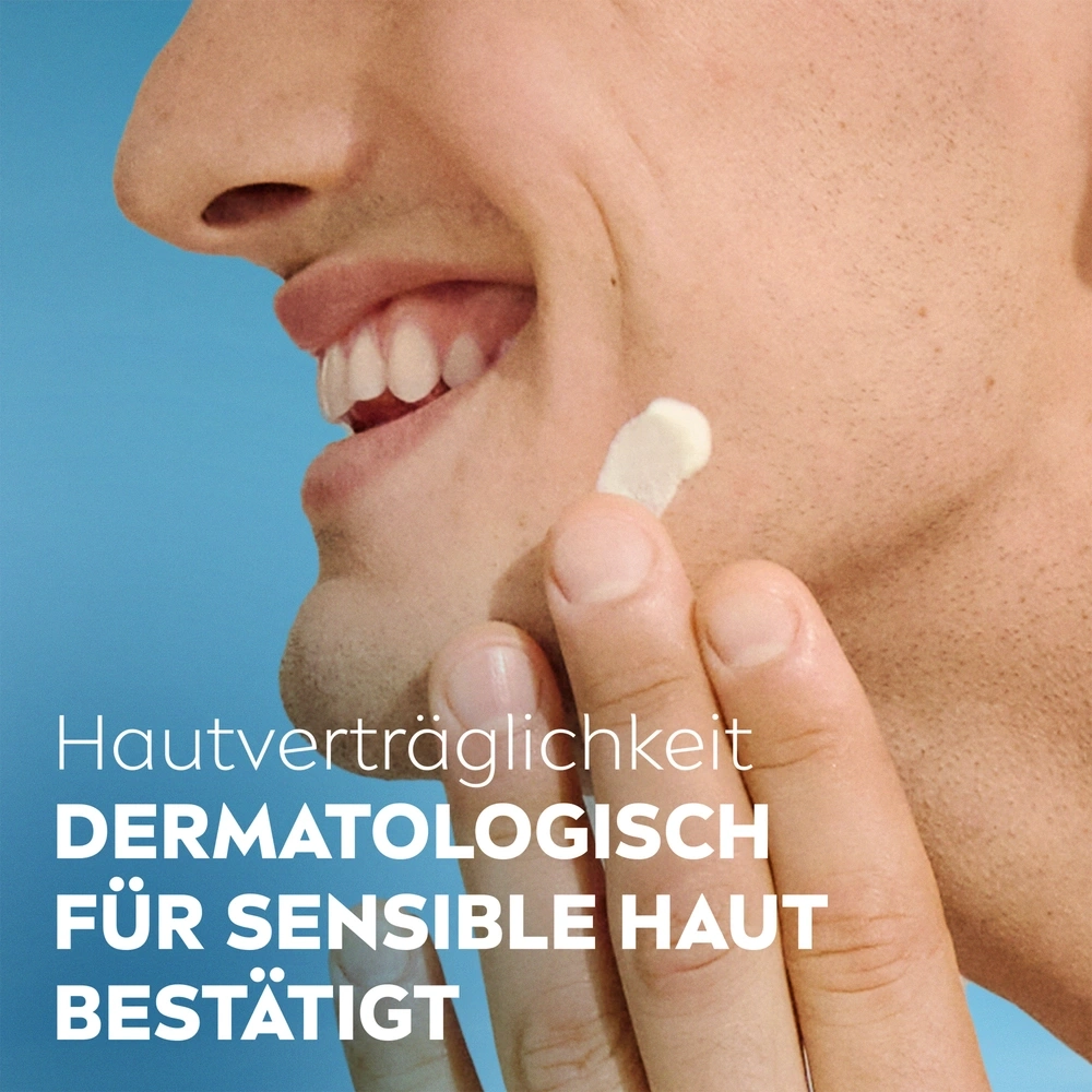 Mann trägt Creme auf, Hautverträglichkeit, dermatologisch bestätigt, für sensible Haut