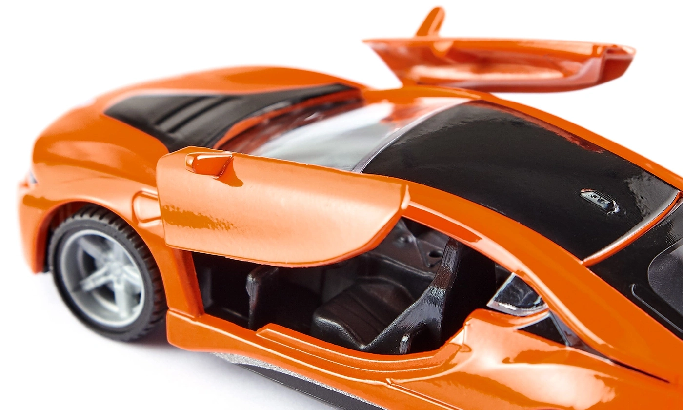 Spielzeugauto, orangefarben, mit geöffneten Türen, Detailaufnahme, isoliert auf Weiß