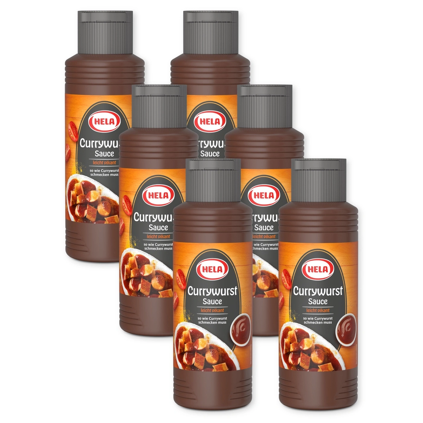 Sechs Flaschen Hela Currywurst Sauce im Regal.