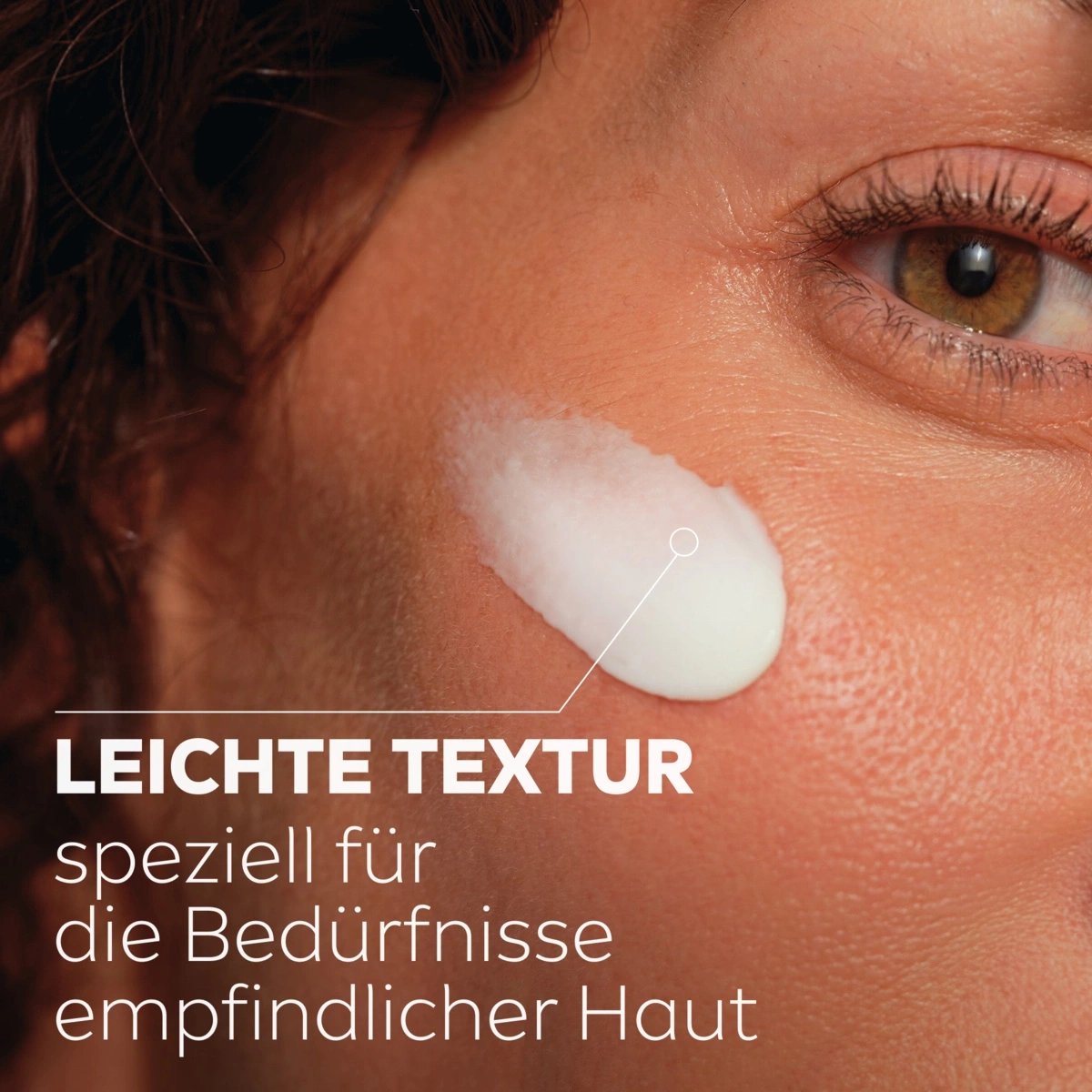 Nahaufnahme von Haut mit Creme. Text: Leichte Textur, speziell für empfindliche Haut.