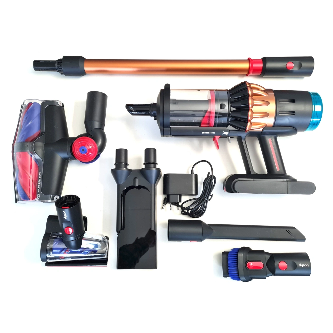 Dyson Staubsauger mit Zubehör auf weißem Hintergrund