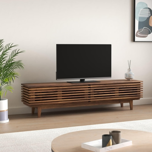 Fernseher auf braunem Lowboard, Pflanze, Bild, Vase, Tisch, Teppich