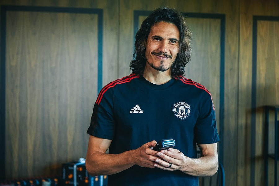 Fußballspieler Edinson Cavani im Trikot von Manchester United mit Rasierer