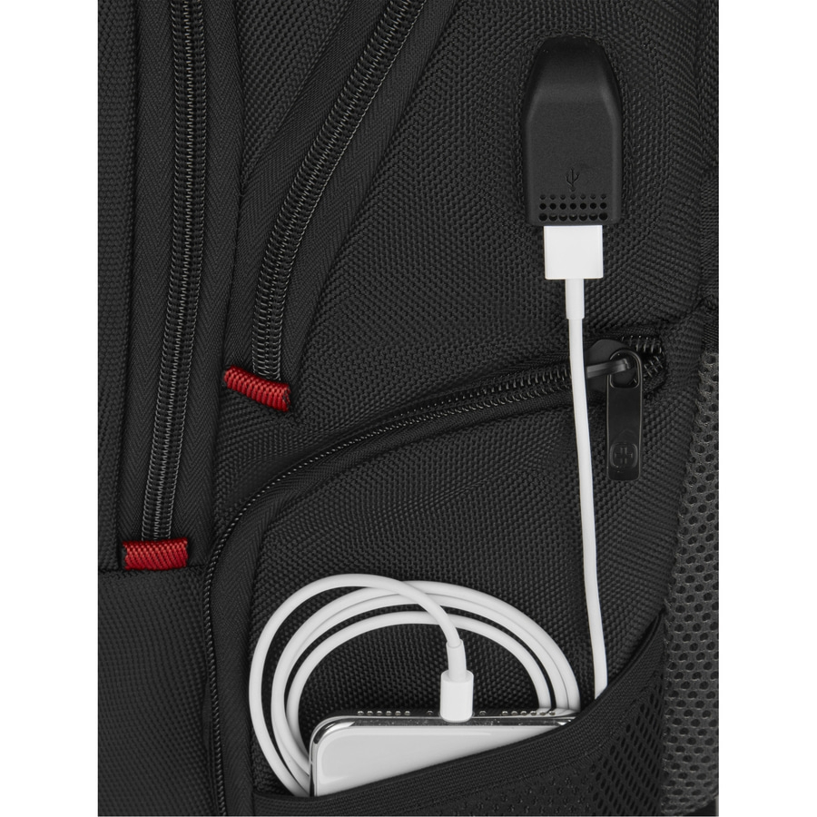 Schwarzer Rucksack mit USB-Anschluss und weißem Kabel, das an ein Smartphone angeschlossen ist.