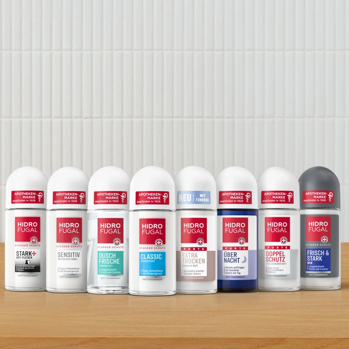 Mehrere Hidrofugal-Deodorants mit verschiedenen Duftnoten und Schutzfunktionen stehen nebeneinander auf einem Holztisch.