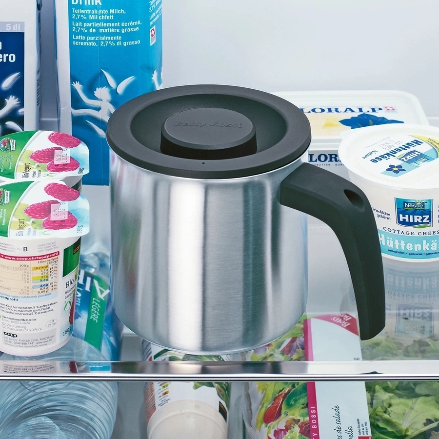 Kühlschrank mit Milch, Joghurt, Käse und einem Topf mit Deckel. Lebensmittel.
