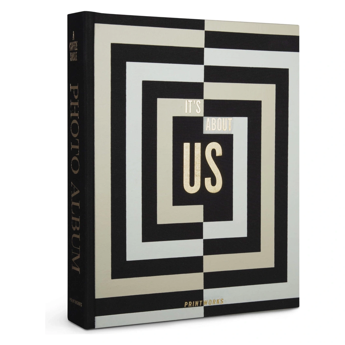 Ein schwarzes Fotoalbum mit dem Titel "It's About Us" und geometrischem Design auf der Vorderseite und "Photo Album" auf dem Rücken.