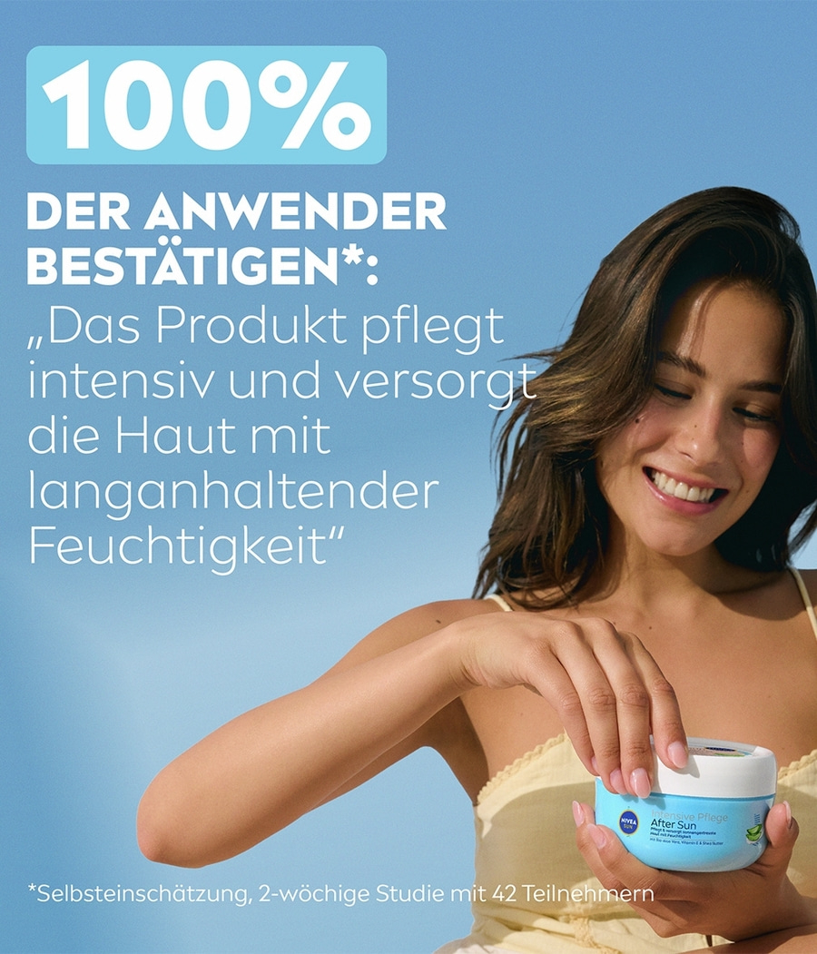 Eine Frau mit strahlendem Lächeln hält eine Nivea After Sun Creme.