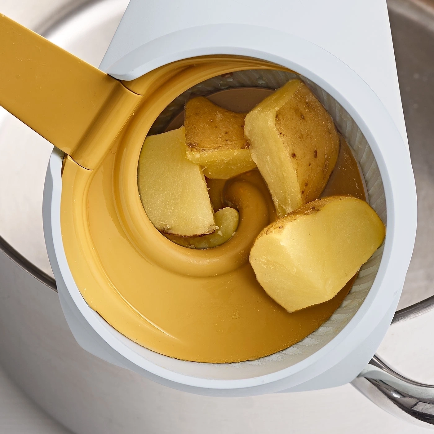 Kartoffeln in einem Küchengerät, Nahaufnahme, gelb und weiß