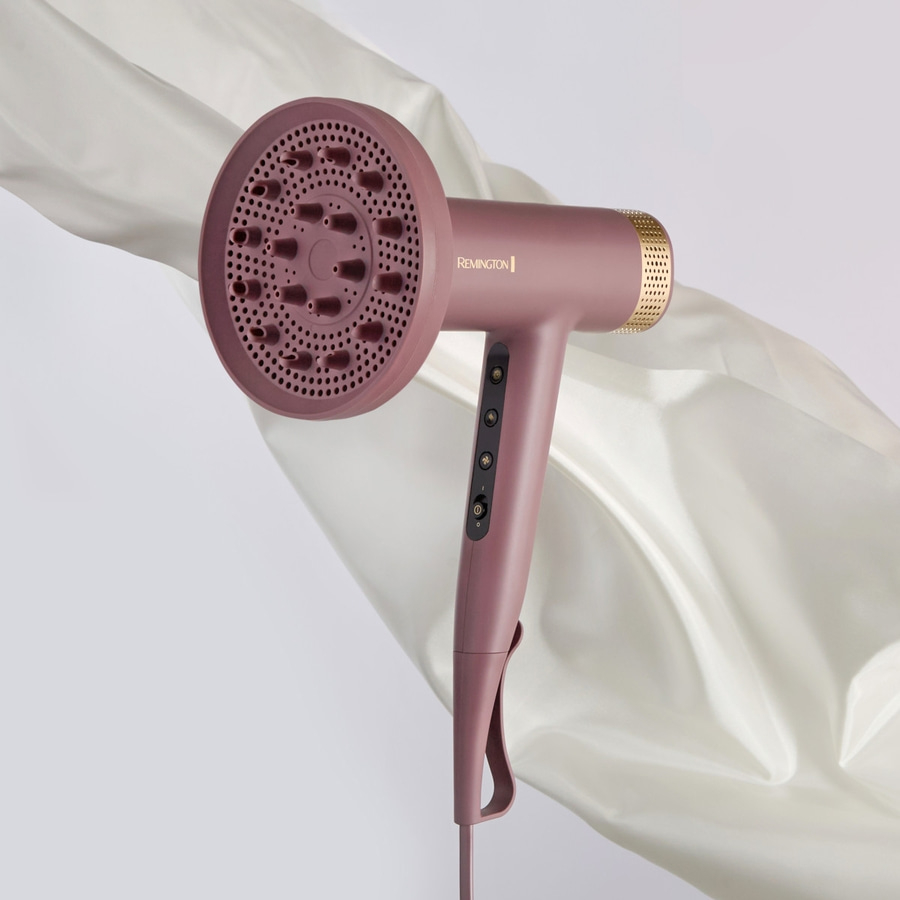 Haartrockner mit Diffusor, rosa, Marke Remington, auf weißem Hintergrund, Studioaufnahme
