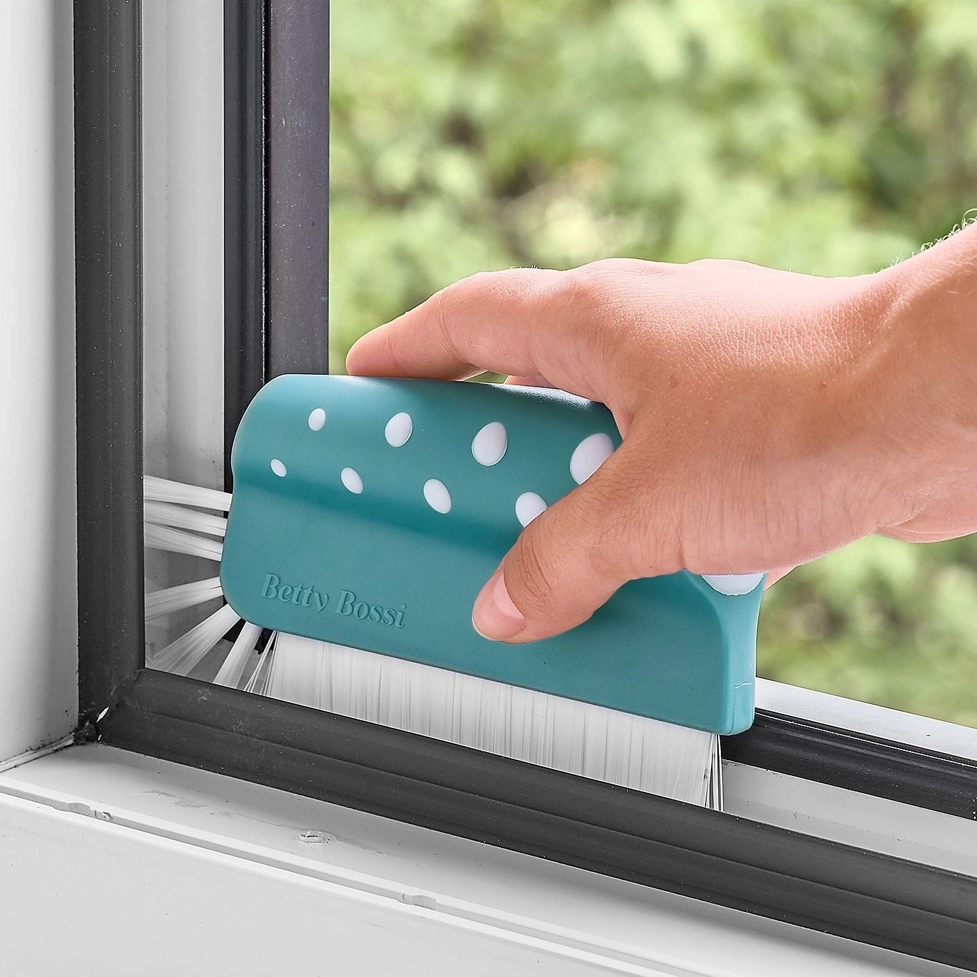 Hand reinigt Fensterdichtung mit Bürste, Betty Bossi, Nahaufnahme