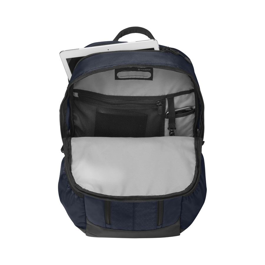 Blauer Rucksack mit Tablet, offen, Innenansicht, Victorinox-Logo, Reißverschlüsse