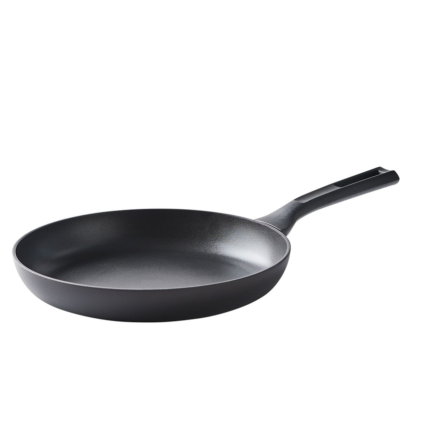 Schwarze Bratpfanne mit Griff auf weißem Hintergrund. Kochgeschirr.